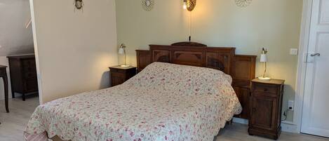 1 bedroom, bed sheets