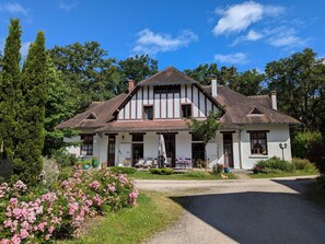 Exterior - Family room with Wi-Fi, breakfast, and shared area (Ligny-le-Ribault)