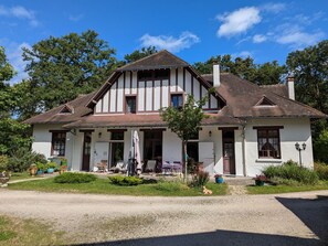 Exterior - Family room with Wi-Fi, breakfast, and shared area (Ligny-le-Ribault)