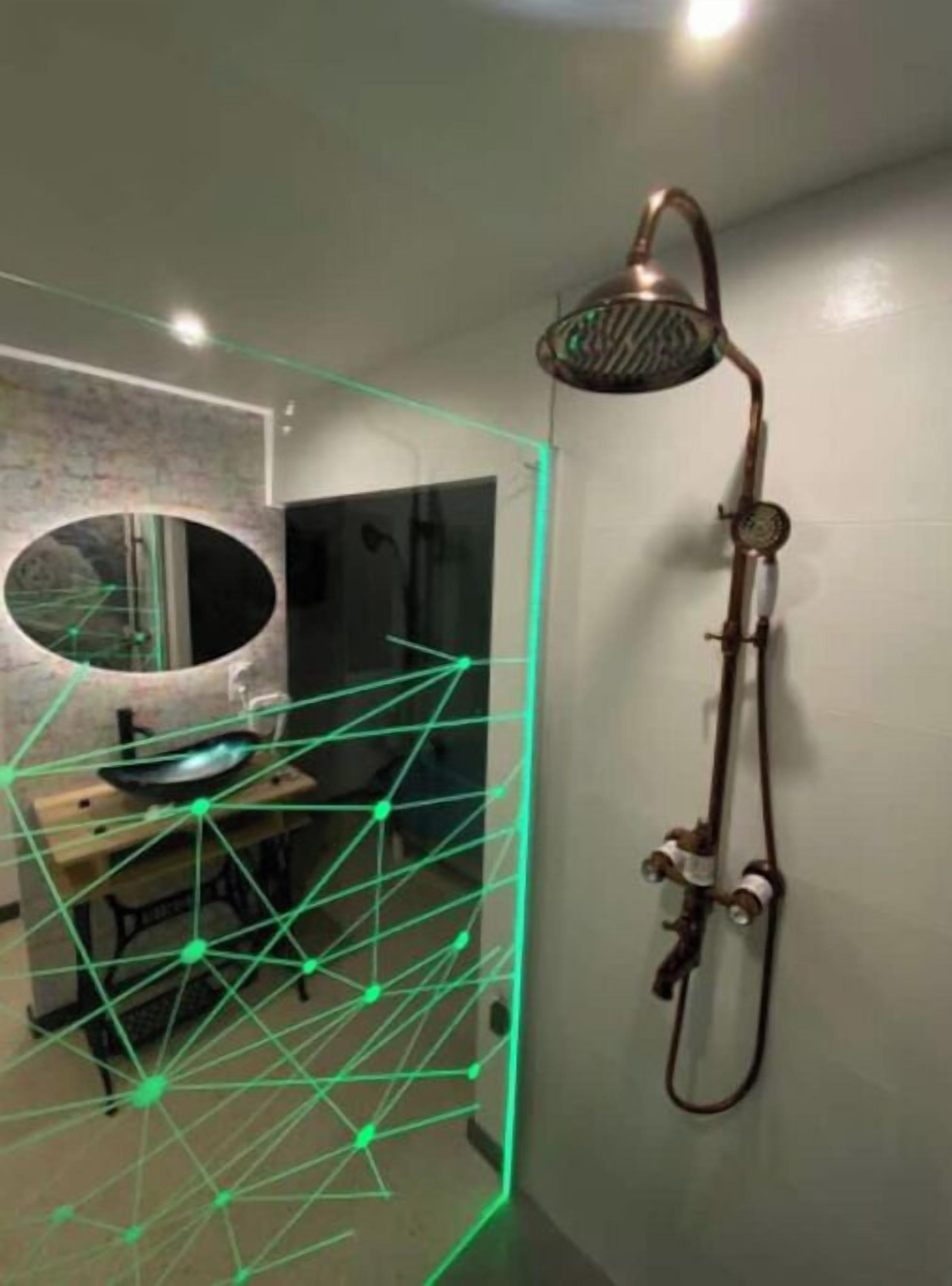 Douche, serviettes fournies, papier toilette