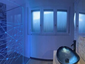 Doccia, asciugamani, carta igienica