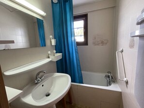 Bathroom - Cozy 2-Room Savoie Apt, Ski-In/Ski-Out, 7 pax (Les Saisies)