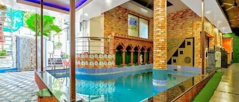 Piscine intérieure