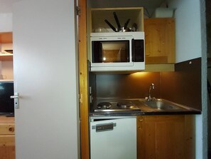 Fridge, oven, stovetop, coffee/tea maker