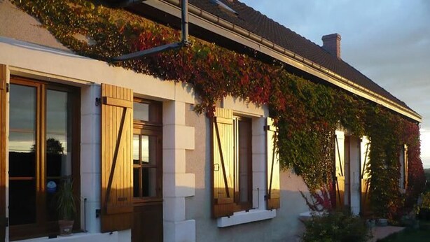 A house with a white facade, wooden shutters, and a vine-covered roof. - Tranquil B&B near Castles and Beauval Zoo (Châtillon-sur-Indre)