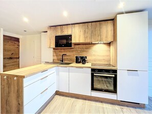 Kühlschrank, Mikrowelle, Ofen, Geschirrspüler