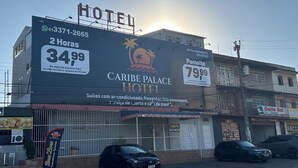 Hotelli nimeltä ”Caribe Palace Hotel”, jonka kyltissä ilmoitetaan hinnaksi 34,99 kahdesta tunnista.