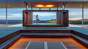 Eine moderne Yoga-Plattform im Freien mit schöner Aussicht.