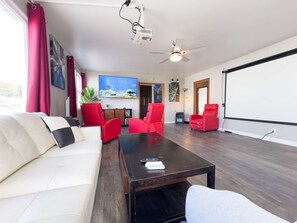 Televisión, chimenea, futbolito y libros 