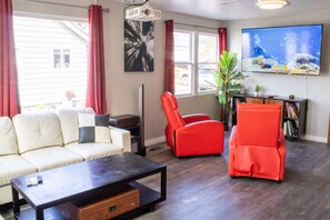 Fernseher, Kamin, Tischfußball, Bücher