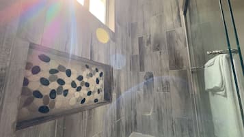 Dusche, Haartrockner, Handtücher