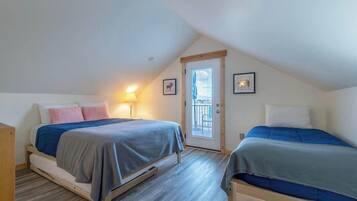 3 bedrooms, desk, iron/ironing board, WiFi (free)