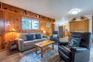 Smart-TV, Kamin, Bücher, Arbeitsbereiche