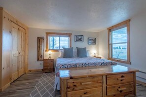 3 habitaciones, escritorio, tabla de planchar con plancha y wifi gratis