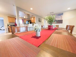 Dining - The Joshua Tree Forest:FREE* Heated Salt Pool,City&Mtn.Views,BBQ,1/2 ACRE,Billiards,Board Games! (Twentynine Palms)