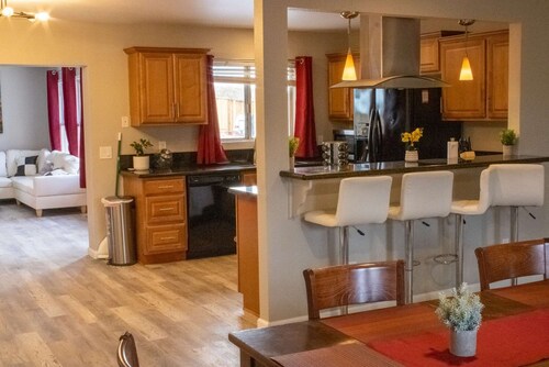 The Joshua Tree Forest:FREE* Heated Salt Pool,City&Mtn.Views,BBQ,1/2 ACRE,Billiards,Board Games!