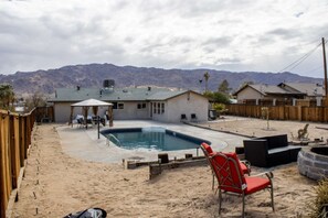A heated pool - The Joshua Tree Forest:FREE* Heated Salt Pool,City&Mtn.Views,BBQ,1/2 ACRE,Billiards,Board Games! (Twentynine Palms)