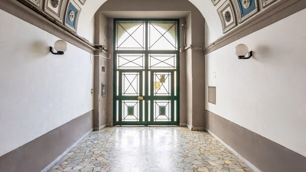 A hallway with a tiled floor and a decorative ceiling with floral patterns. - Eclectic Apartment 2 in Vasto by Wonderful Italy (Naples)