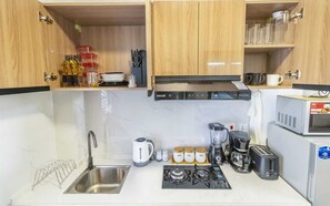 Deluxe Apartment, Balcony, City View | Private kitchen | Microwave, cookware/dishes/utensils - Lux Suites Winchester Gardens Riverside (Nairobi)