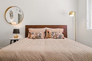 3 室のベッドルーム、アイロン / アイロン台、WiFi (無料)、ベッドシーツ