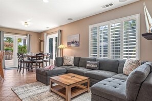 Smart TV, fireplace, DVD player - The Deniro at Indian Palms Country Club - Elegant Design, Cozy Fire Pit & Poolside Bliss (Indio)