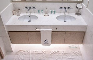 Luxury Studio, City View, Tower | Bathroom | Slippers - Bird's-eye view studio PalmTower (Dubai)