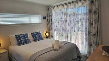 2 Schlafzimmer, Schreibtisch, Bügeleisen/Bügelbrett, Reisekinderbett