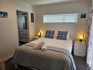 2 dormitoris, escriptori i planxa i posts de planxar 