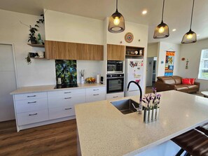 Fridge, microwave, oven, stovetop - Private Hideaway with Beach & Marina Access (Waikawa)