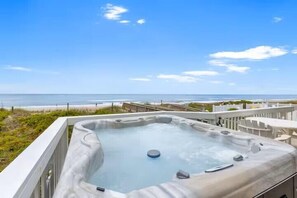 A hot tub with a clear view of the beach and ocean. - Ocean Echos – Luxury Oceanfront Vacation Rental in North Topsail Beach (North Topsail Beach)