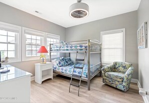 5 soverom, strykejern/-brett, reiseseng for barn og wi-fi (inkludert)