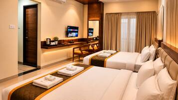 Family Room | Desk, free WiFi