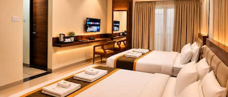 Family Room | Desk, free WiFi