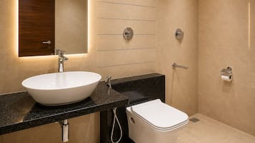 Shower, handuk, sampo, dan tisu toilet