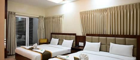 Family Room | Desk, free WiFi
