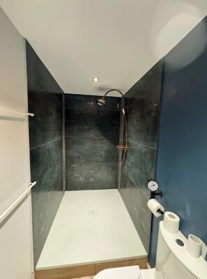 Dusj, håndklær og toalettpapir