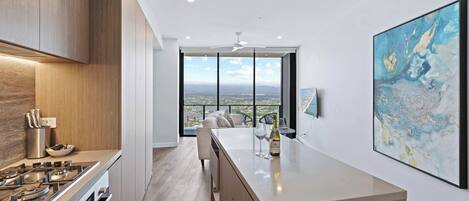 Jääkaappi, mikroaaltouuni, uuni, liesi