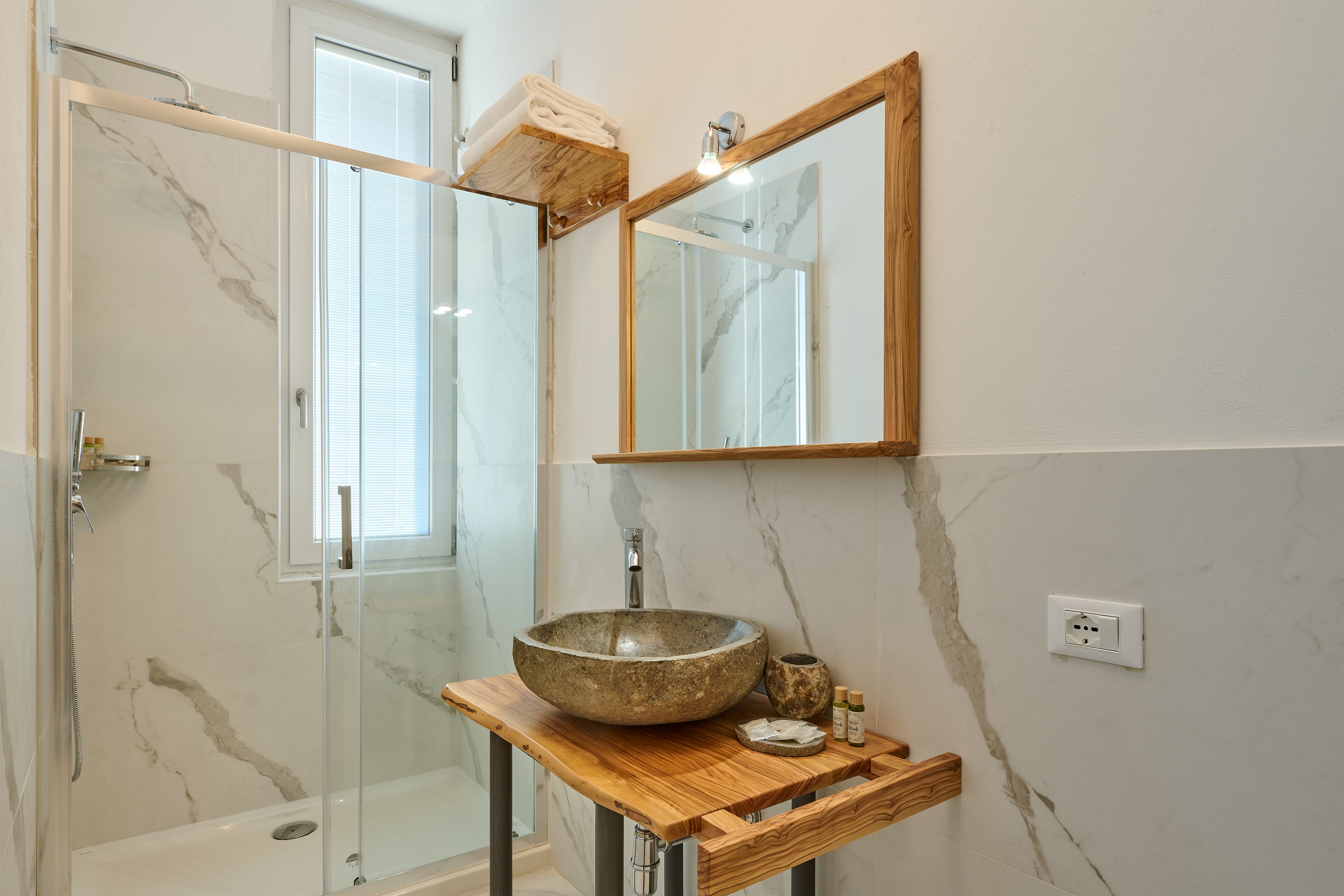 Superior-Doppelzimmer, Blick auf den Weinberg | Badezimmer | Dusche, Haartrockner, Handtücher, Seife