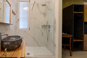 Quarto triplo júnior, vista para o vinhedo | Banheiro | Chuveiro, secador de cabelo, toalhas de banho, sabonete