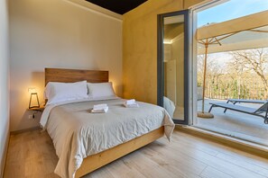Quarto casal luxo, sacada | Escrivaninha, berços (sobretaxa), Wi-Fi de cortesia, roupa de cama