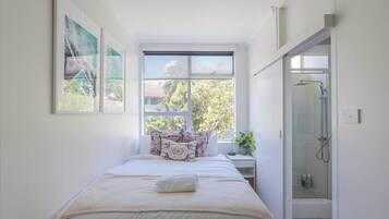 Iron/ironing board, WiFi, bed sheets
