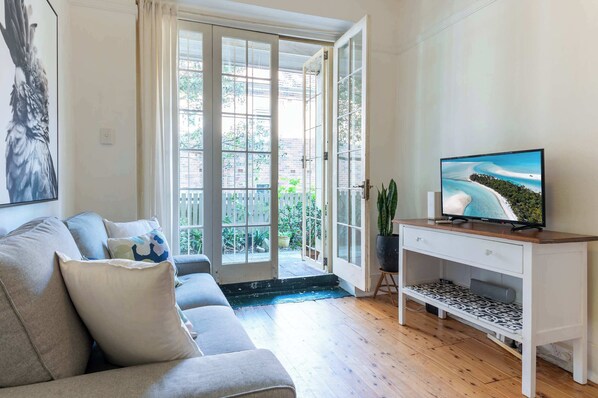 TV, offices - Art Deco 2 Bed Apt close to Beach & CBD (Waverley)