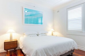 2 bedrooms, iron/ironing board, WiFi, bed sheets - Stylish Art Deco 2 Bed Apt in Edgecliff (Edgecliff)