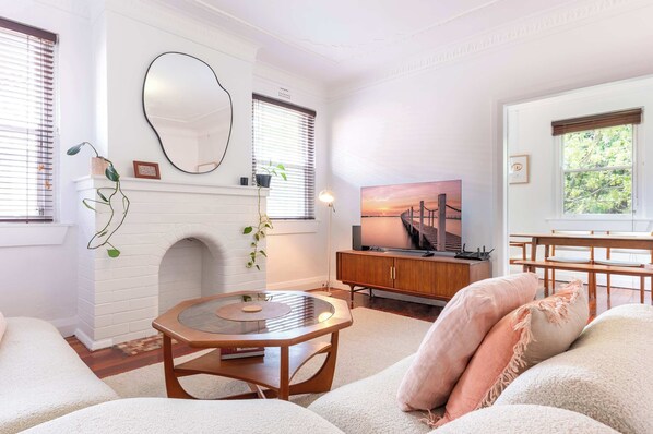TV - Stylish Art Deco 2 Bed Apt in Edgecliff (Edgecliff)