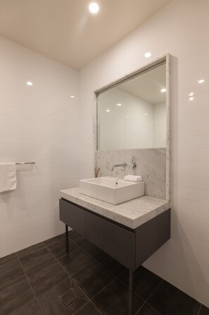 Bruser, hårtørrer, håndklæder