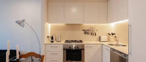 Fridge, oven, stovetop, dishwasher