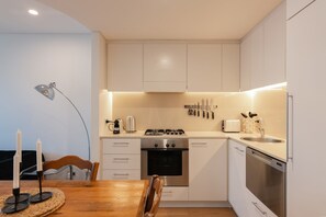 Fridge, oven, stovetop, dishwasher