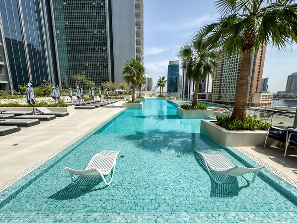 2 outdoor pools - High Floor Burj Khalifa View Apartment (Dubai)