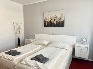2 bedrooms, travel crib, free WiFi, bed sheets - apartment for 4 people with kitchen & balcony, view of the Elbe & free Wi-Fi (Dresden)