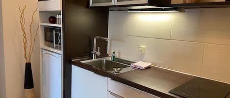 Fridge, microwave, stovetop, coffee/tea maker